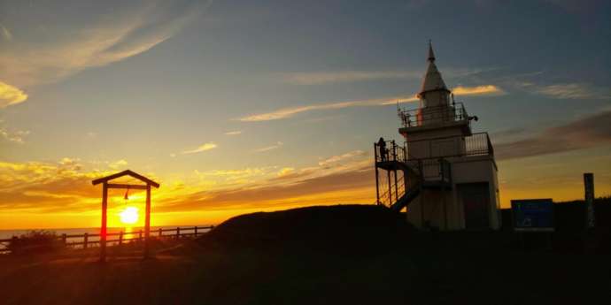 江差町のかもめ島にある幸せになる鐘と灯台の夕暮れの様子