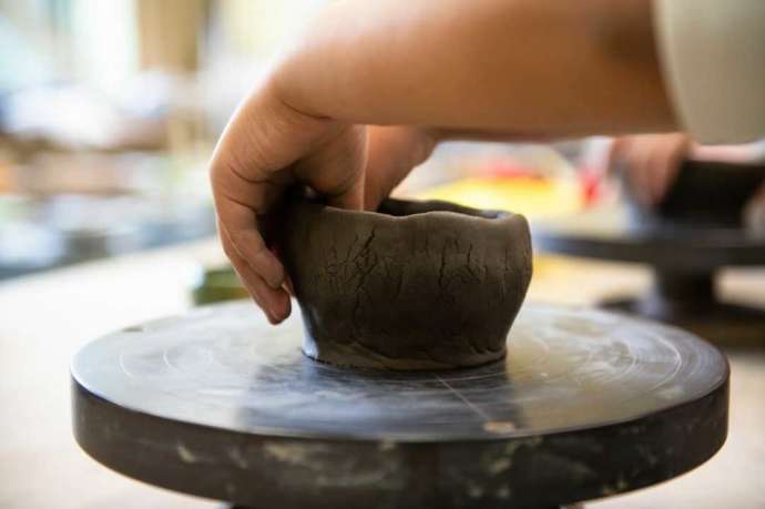 静岡県藤枝市の「藤枝市陶芸センター」で作陶中の手元写真