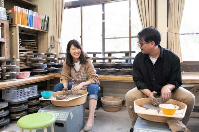 静岡県藤枝市の「藤枝市陶芸センター」で電動ろくろを使って作陶する様子