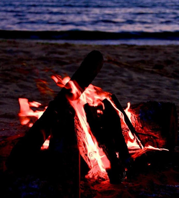 淡路島にある「FBI AWAJI」のキャンプ場行われている焚き火と海