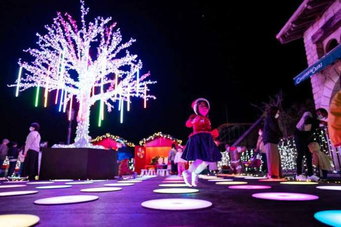 和歌山県和歌山市の「フェスタ・ルーチェin和歌山マリーナシティ」で光に合わせてダンスをする子ども