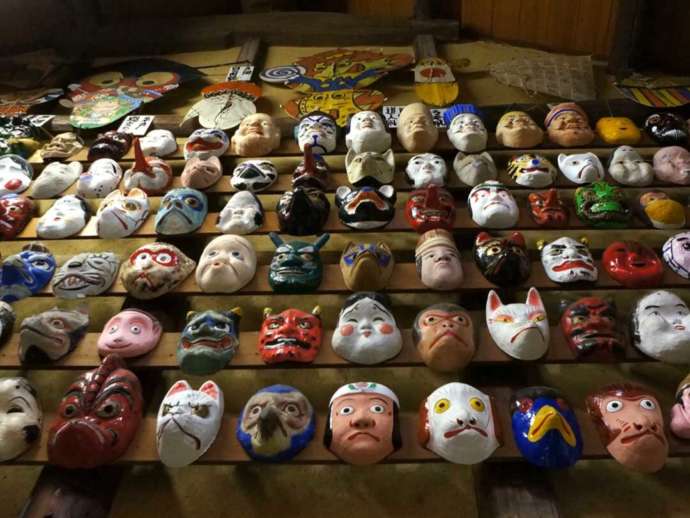 「日本郷土玩具館」に常設展示される日本各地のお面の数々
