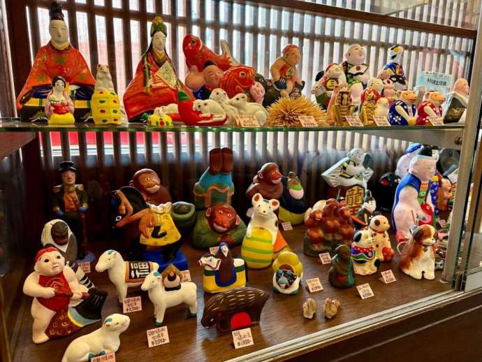 「日本郷土玩具館」の「ショップ」で展示・販売中の日本各地の郷土玩具の数々