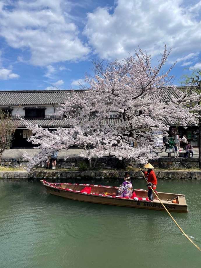 「日本郷土玩具館」前を流れる倉敷川の川舟に乗る新郎新婦