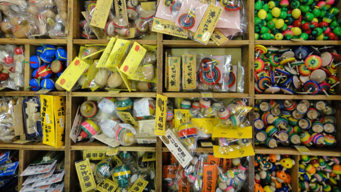「日本郷土玩具館」内の「ショップ」で販売される日本各地の独楽（こま）
