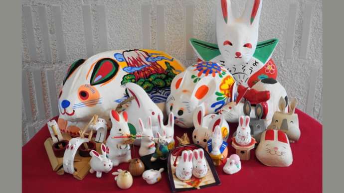 「日本郷土玩具館」の「プラスワンギャラリー」で展示される2023年の干支・兎の郷土玩具類