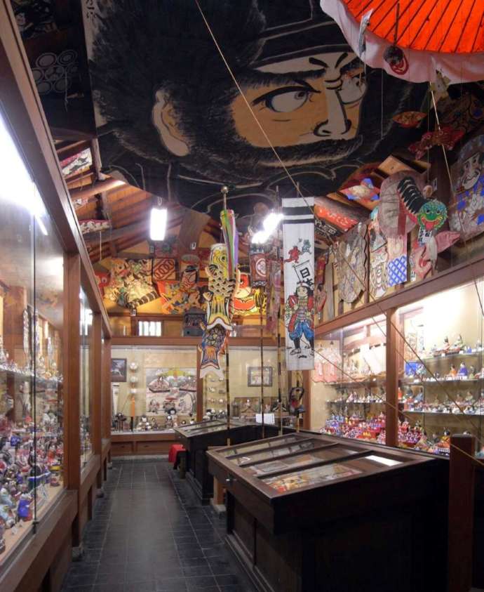 「日本郷土玩具館」の天井に展示される大凧（おおだこ）