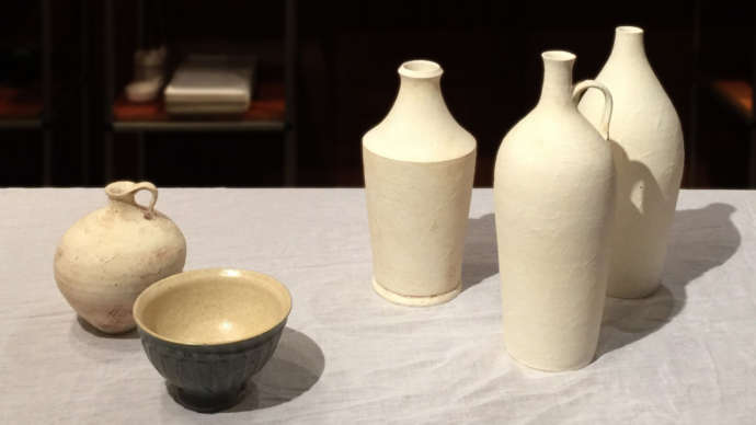 「日本郷土玩具館」の「プラスワンギャラリー」で展示される陶器類