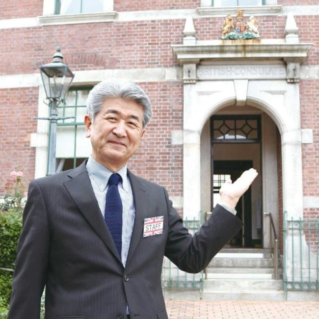 「重要文化財 旧下関英国領事館」の正面玄関と館長・藤澤さん