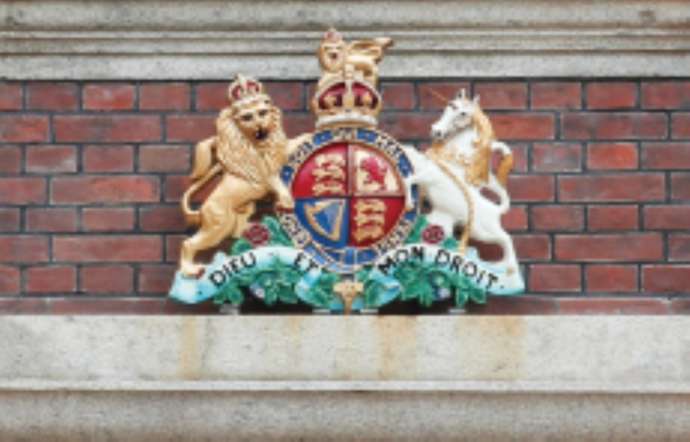 「重要文化財 旧下関英国領事館」の正面玄関上部に掲げられた英国王室紋章（レプリカ）