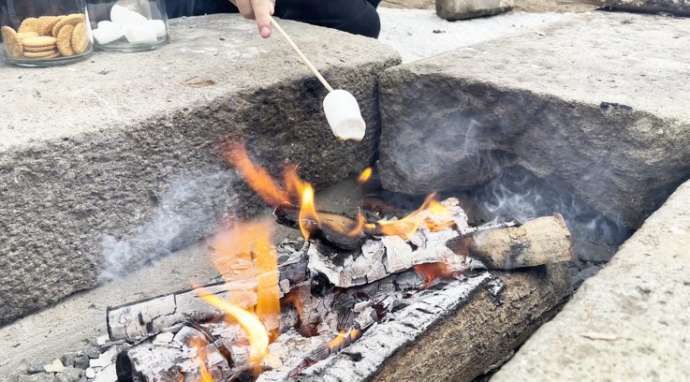北海道札幌市にある「野あそびベース フリルフスリフ」での焼きマシュマロ体験の様子