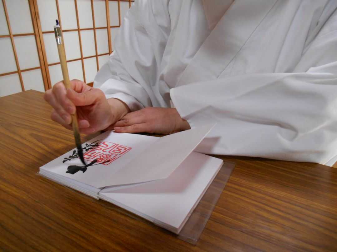 静岡県磐田市の府八幡宮で御朱印を手書きするシーン