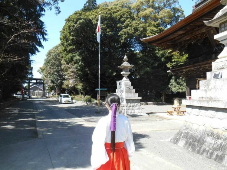 静岡県磐田市にある府八幡宮の参道を歩く巫女