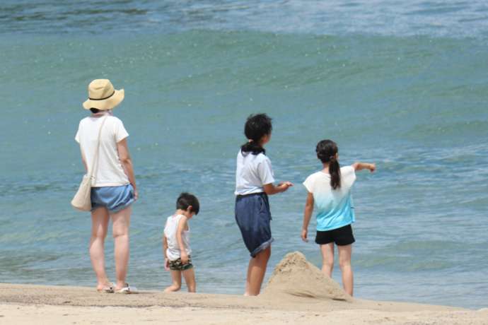 普代浜で遊ぶ親子