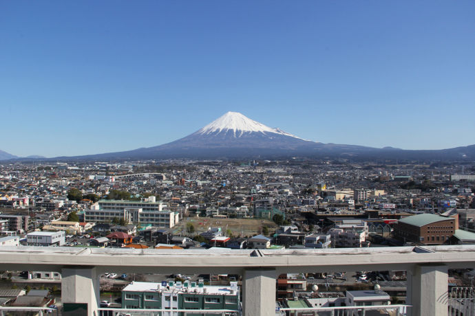 富士市のまち並みと富士山