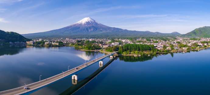 河口湖と富士山をのぞむ、富士河口湖町の風景