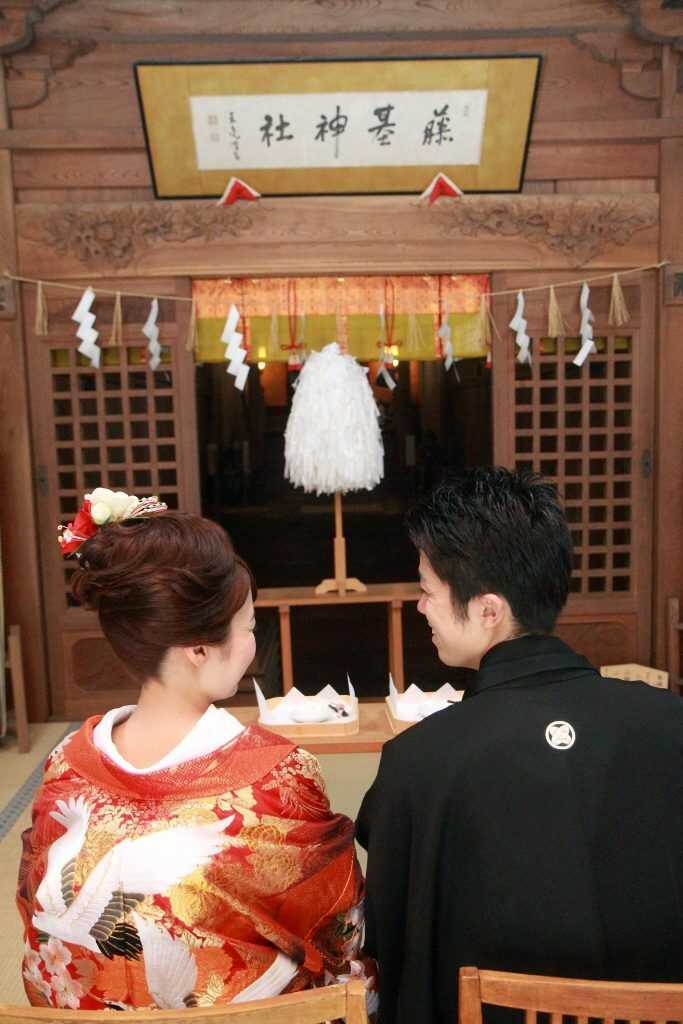 新潟県村上市にある藤基神社で語り合う男女