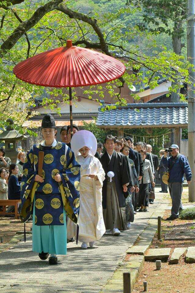新潟県村上市にある藤基神社の新緑の中おこなわれる参進の儀