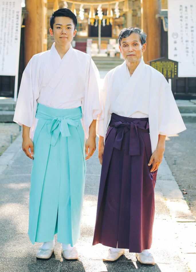 新潟県村上市にある藤基神社の禰宜と男性