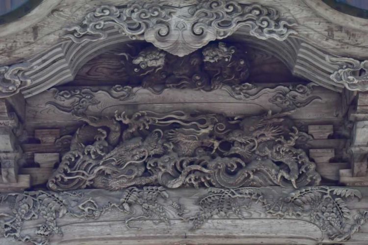 藤基神社の社殿に施された流麗な彫刻