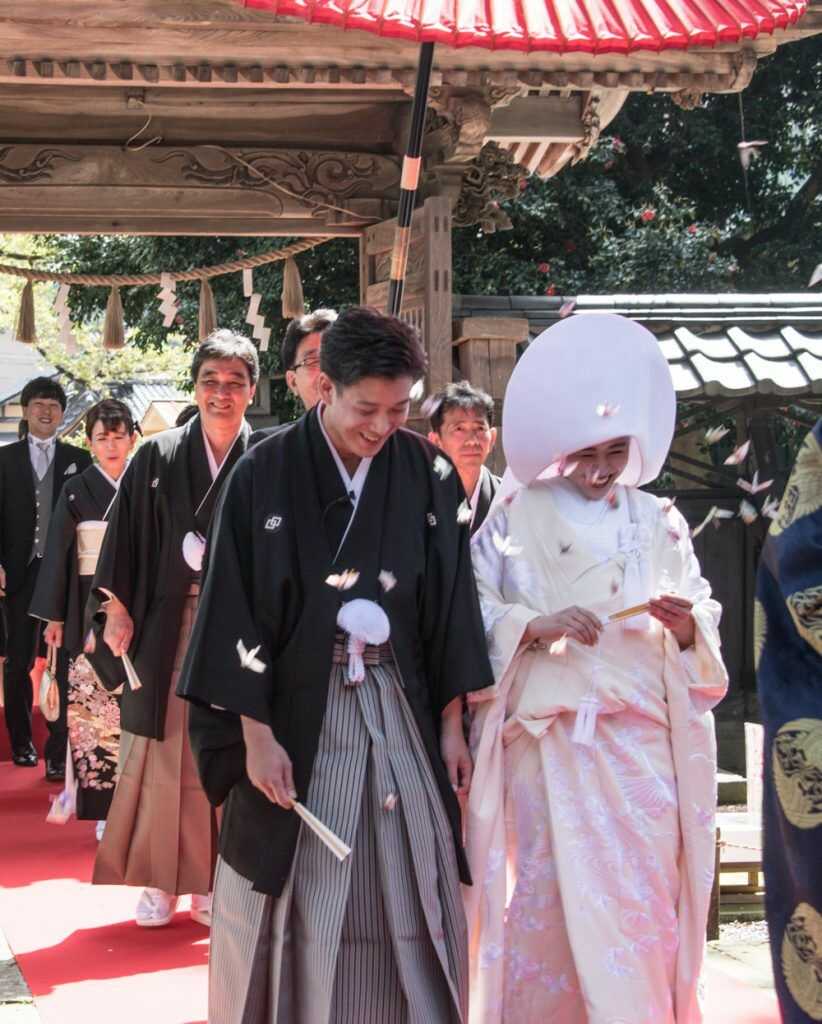 新潟県村上市にある藤基神社で祝福される夫婦