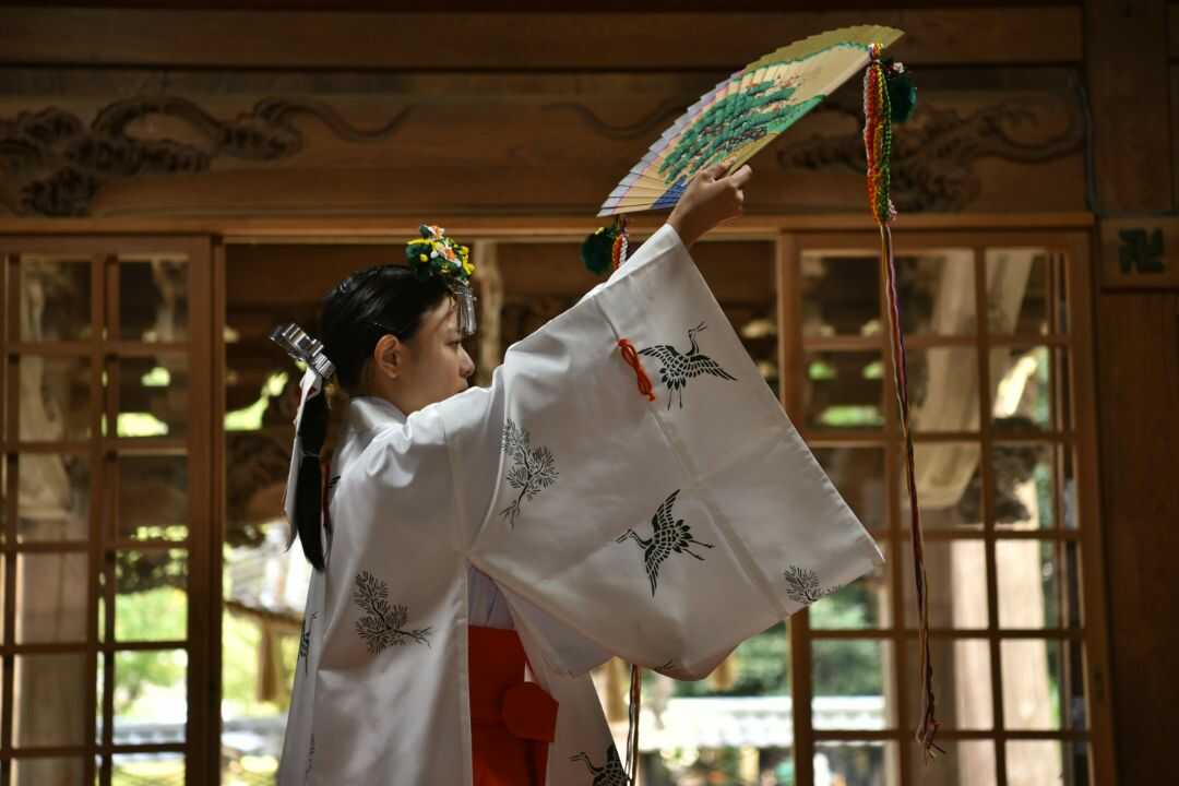 新潟県村上市にある藤基神社の巫女舞の奉納