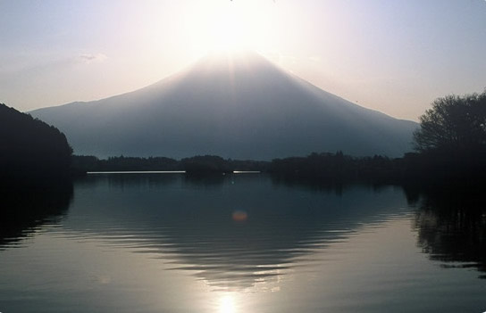 田貫湖に映し出されるダブルダイヤモンド富士
