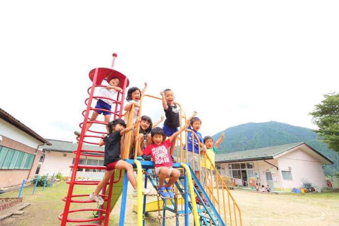 福知山市の保育園の遊具で遊ぶ子どもたち