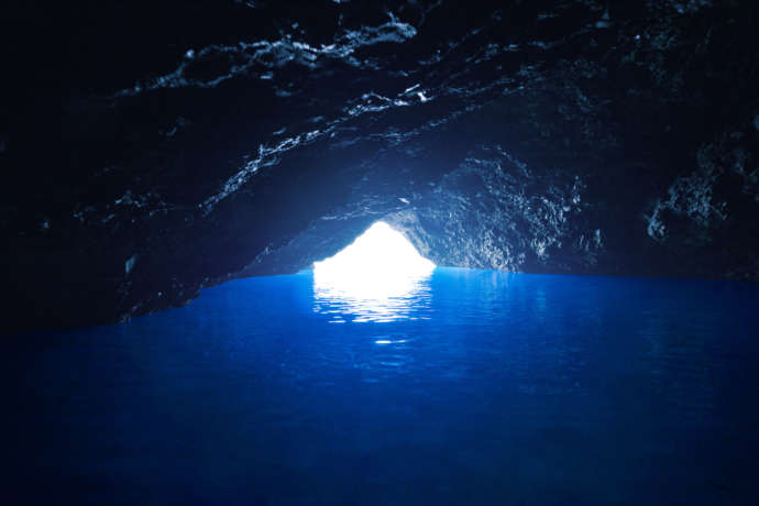 岩部海岸の「青の洞窟」