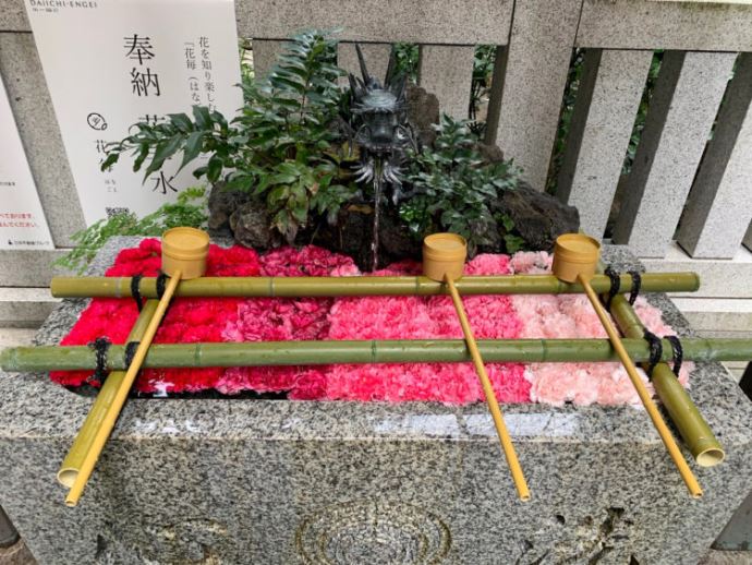 日本橋にある縁結びの福徳神社の花手水