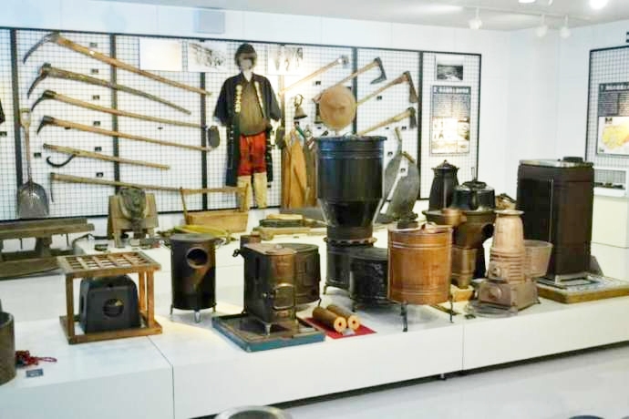 「富良野市博物館」に展示される林業の道具類や暖房器具