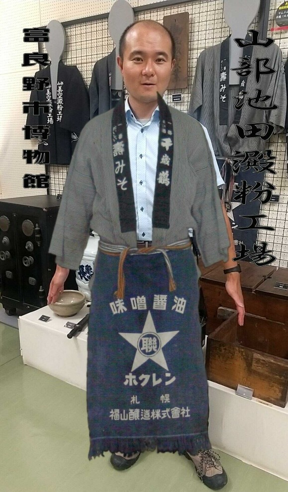 「富良野市博物館」のARアプリを用いた展示衣装のバーチャル試着の様子