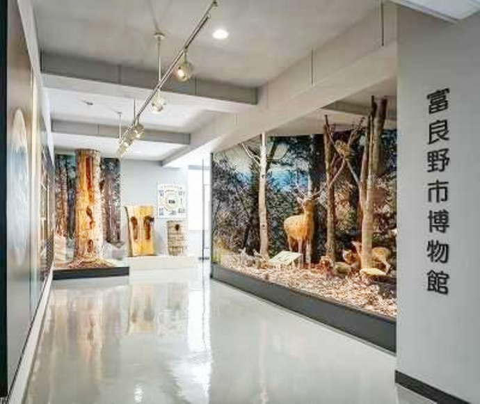 「富良野市博物館」内の常設展示室入口付近の様子