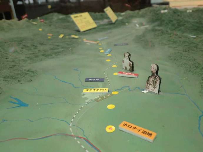 「富良野市博物館」内に展示される立体地図にプロットされた松浦武四郎の探検ルート