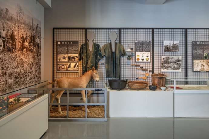 「富良野市博物館」に展示される開拓時代の生活用具など