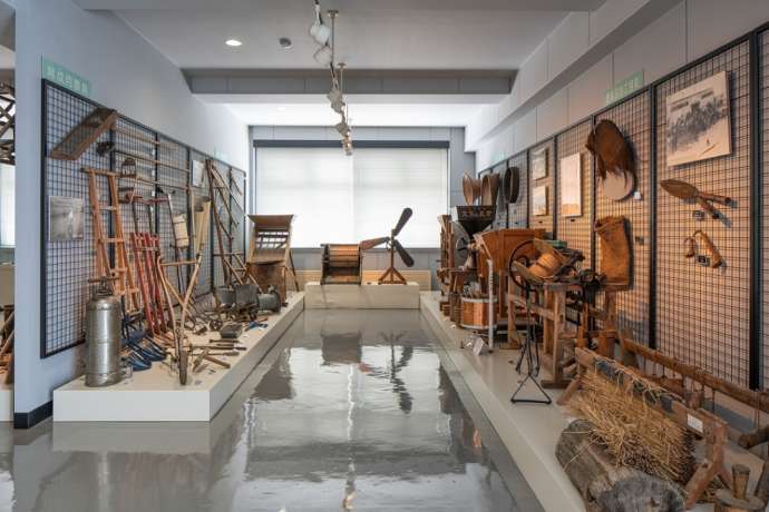 「富良野市博物館」に展示される開拓時代の農業用具など