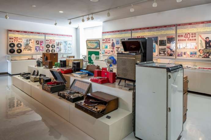 「富良野市博物館」に展示中の昭和期のレコードプレイヤーなど