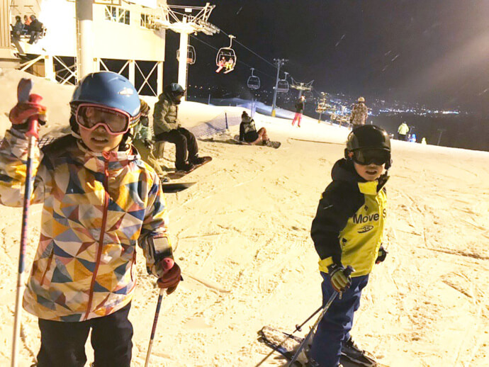スキー場でナイタースキーを楽しむ子どもの写真