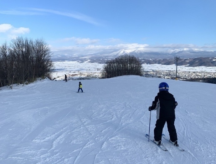 富良野市のスキー場でスキーをする子どもの写真