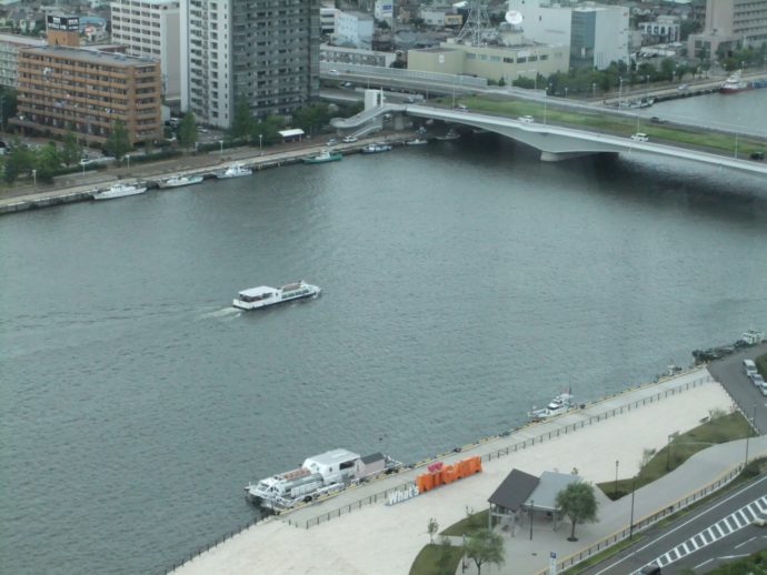 信濃川を航行する水上バスウォーターシャトル