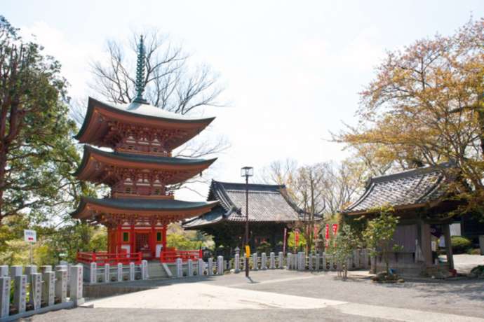 「紅龍山 布施弁天 東海寺」境内の三重塔