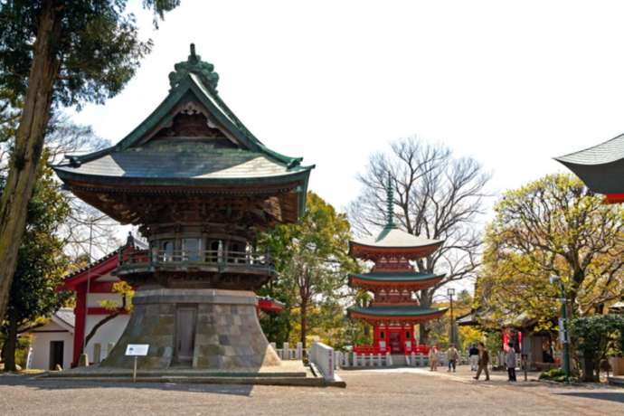 「紅龍山 布施弁天 東海寺」境内の鐘楼と三重塔