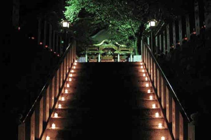 「紅龍山 布施弁天 東海寺」の階段と楼門（8月・光明祭）