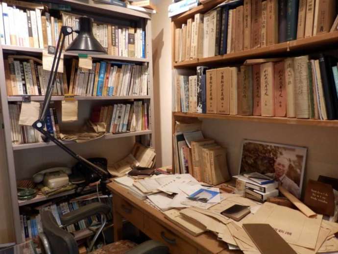 愛知県名古屋市の「文化のみち二葉館」にある、城山三郎の書斎を再現した一室