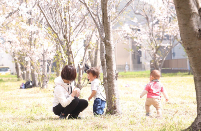 富津市にある桜の木のそばで遊ぶ親子