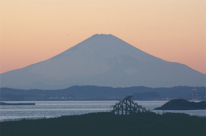 東京湾越しに望む富士山