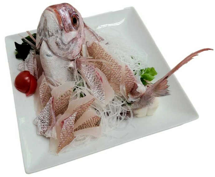 「風早の郷 風和里」内の「レストランふわり」で供される天然鯛のお造り