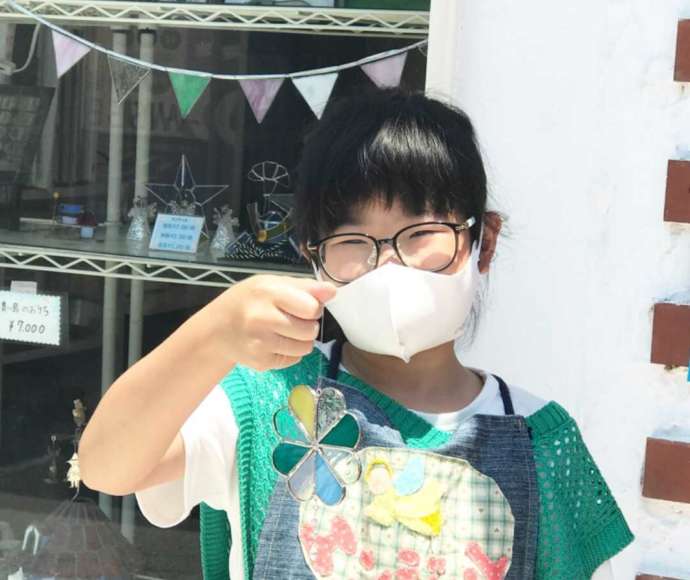 京都府宇治市にある「ギャラリーエンジェル」で完成品を手に記念撮影をしている女の子