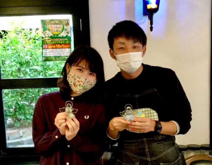 京都府宇治市にある「ギャラリーエンジェル」で作品を手に記念撮影するカップル