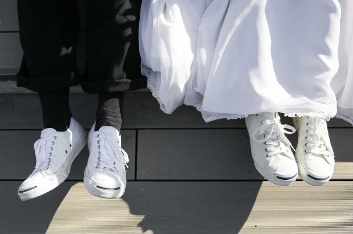 ガーブカステッロの結婚式でスニーカーを履く新郎新婦